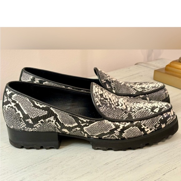 Donald Pliner Elen Python Print Lug Sole
Leather Loafers size 9 1/2 - Picture 4 of 4
